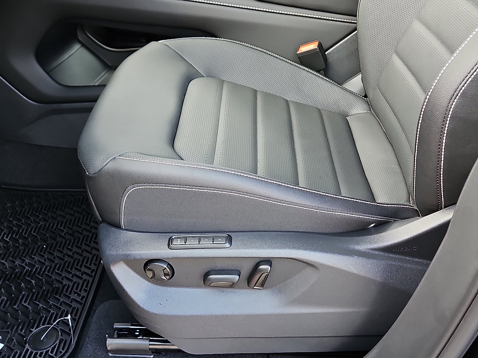 2026 Volkswagen Atlas Cross Sport 2.0T SEL R-Line Black