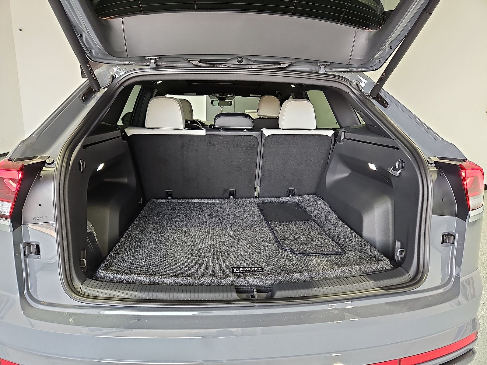 2026 Volkswagen Atlas Cross Sport SEL Premium R-Line