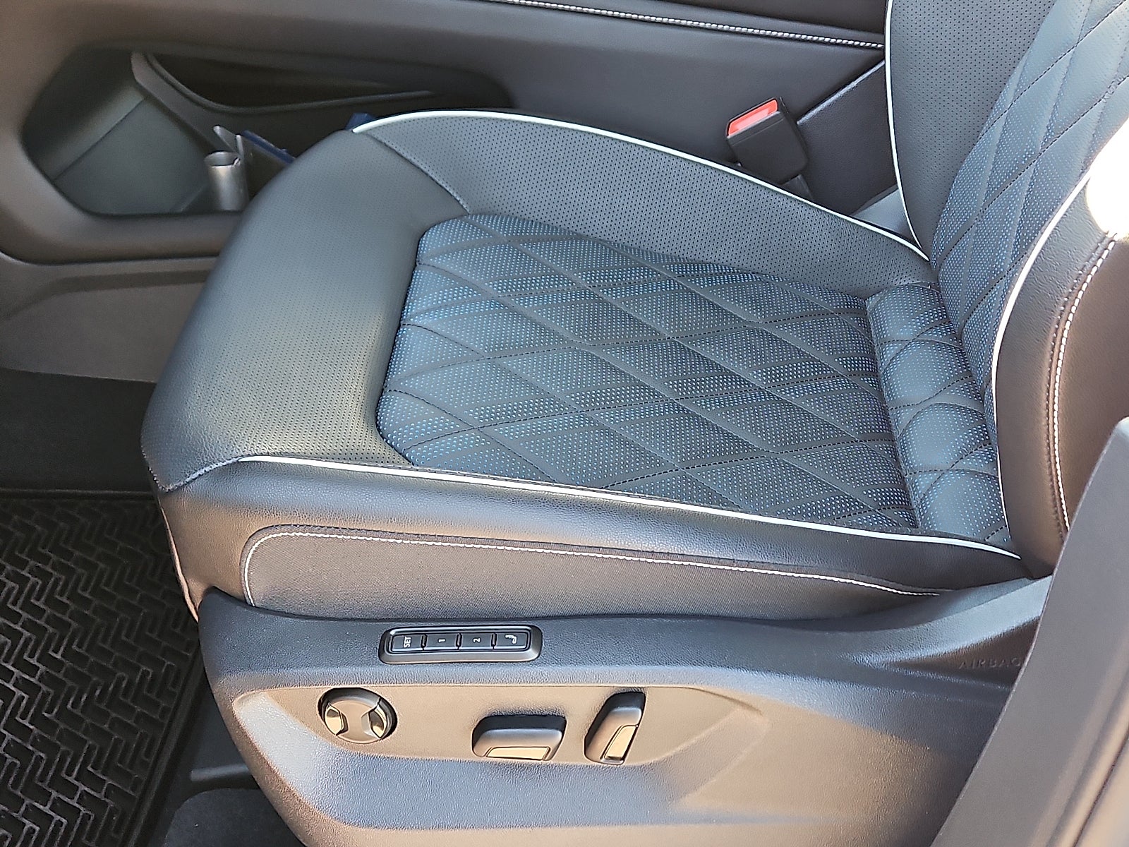 2025 Volkswagen Atlas Cross Sport 2.0T SEL Premium R-Line