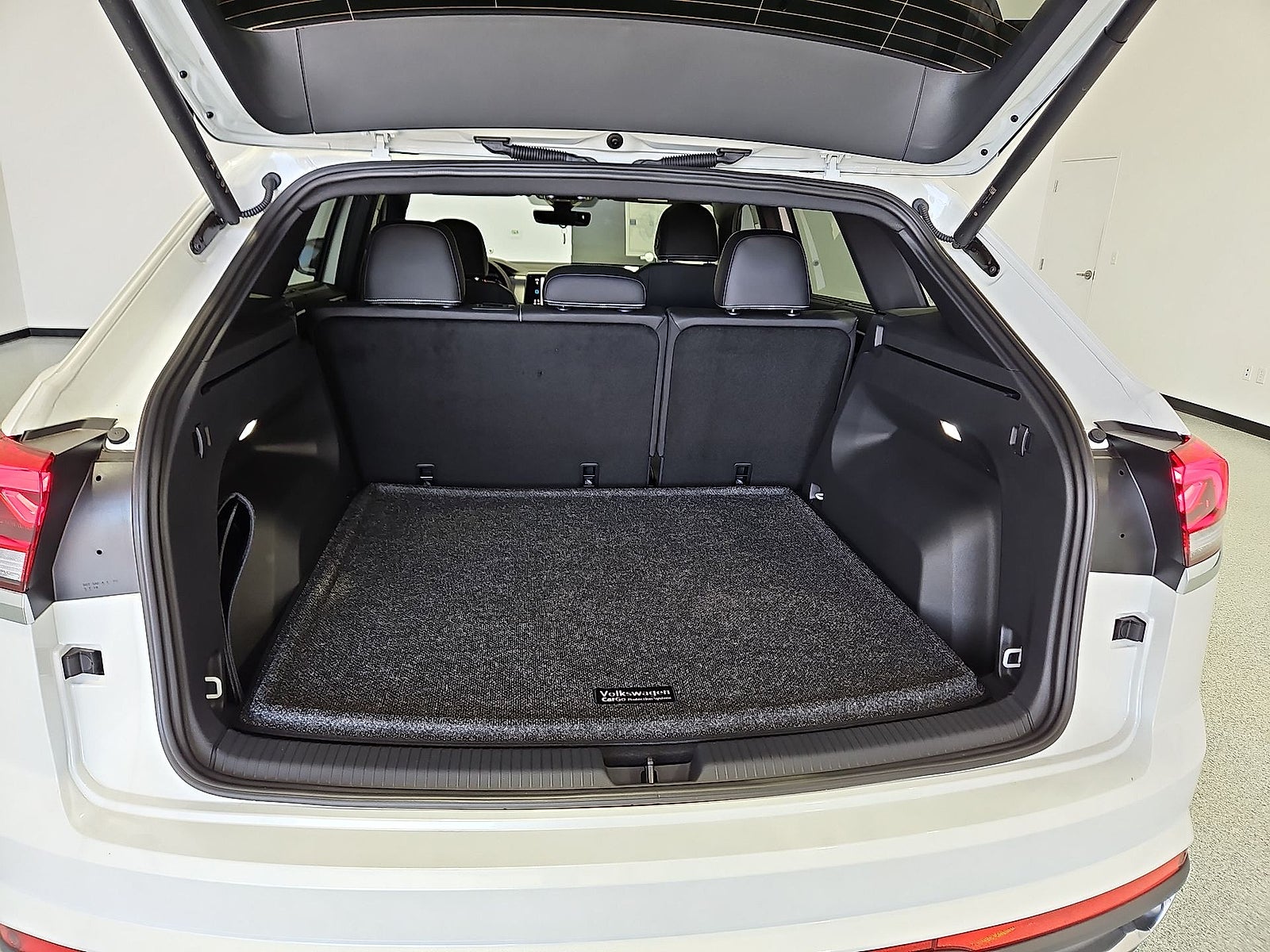 2026 Volkswagen Atlas Cross Sport SE with Technology