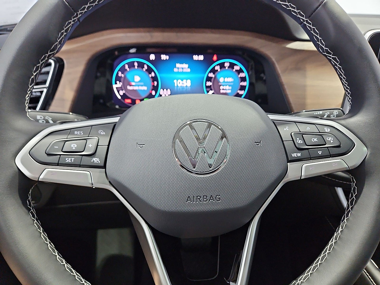2026 Volkswagen Atlas SE with Technology