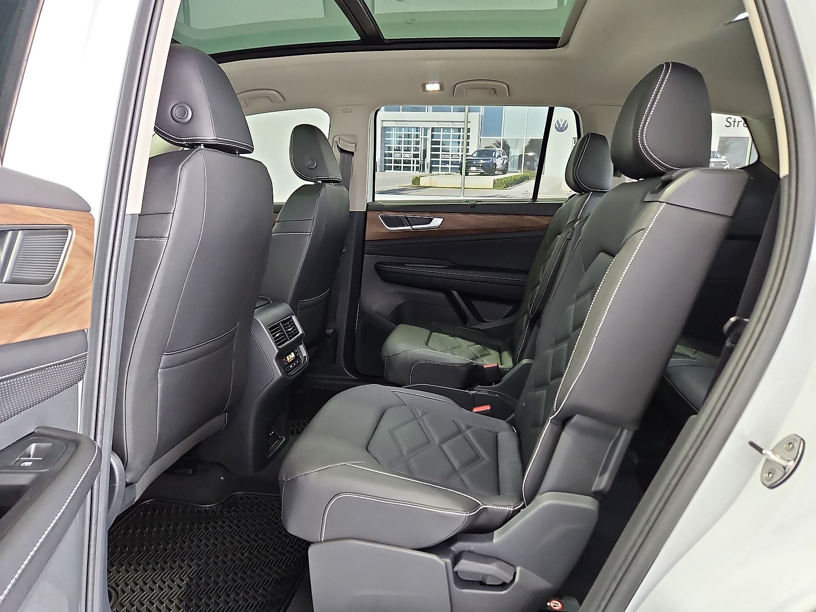 2026 Volkswagen Atlas SE with Technology