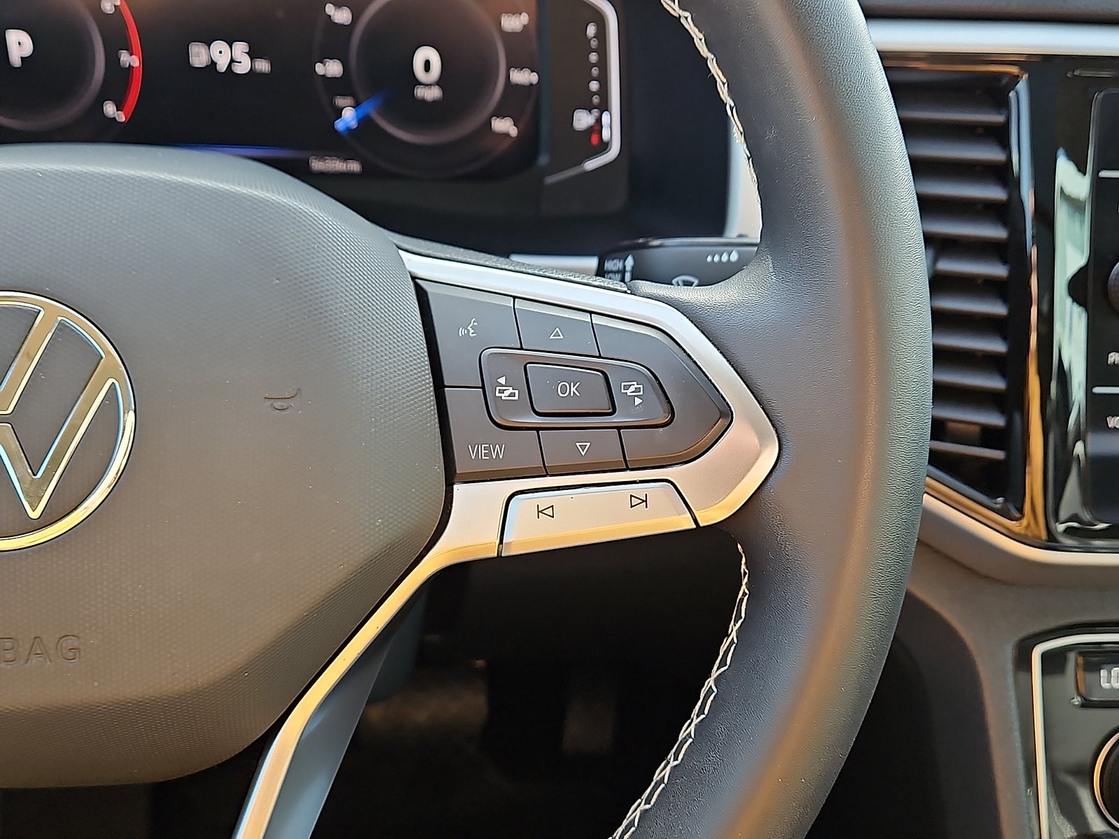 2023 Volkswagen Atlas 3.6L V6 SE w/Technology