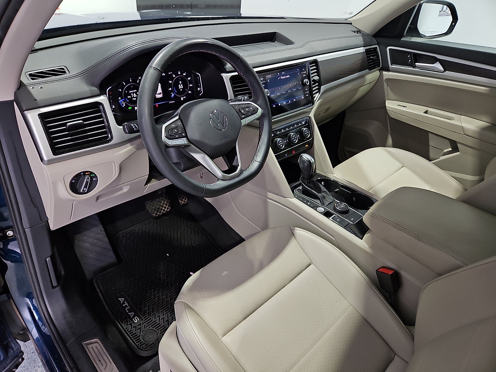 2022 Volkswagen Atlas 3.6L V6 SE w/Technology