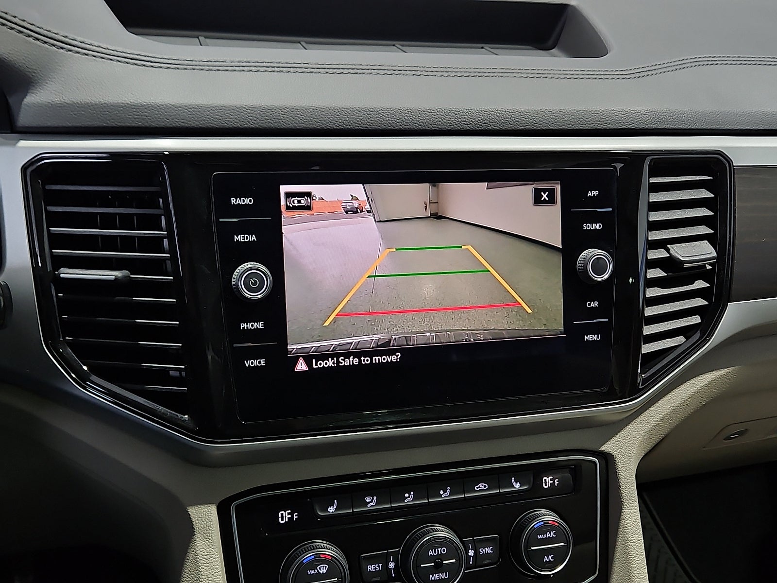 2022 Volkswagen Atlas 3.6L V6 SE w/Technology