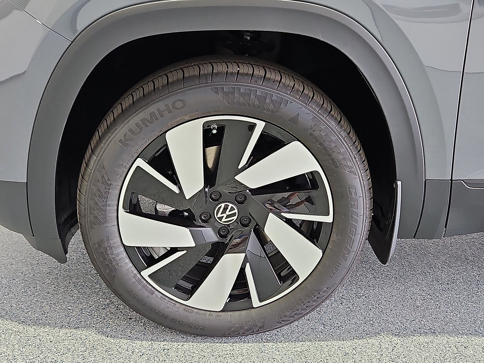 2026 Volkswagen Atlas Cross Sport SE with Technology
