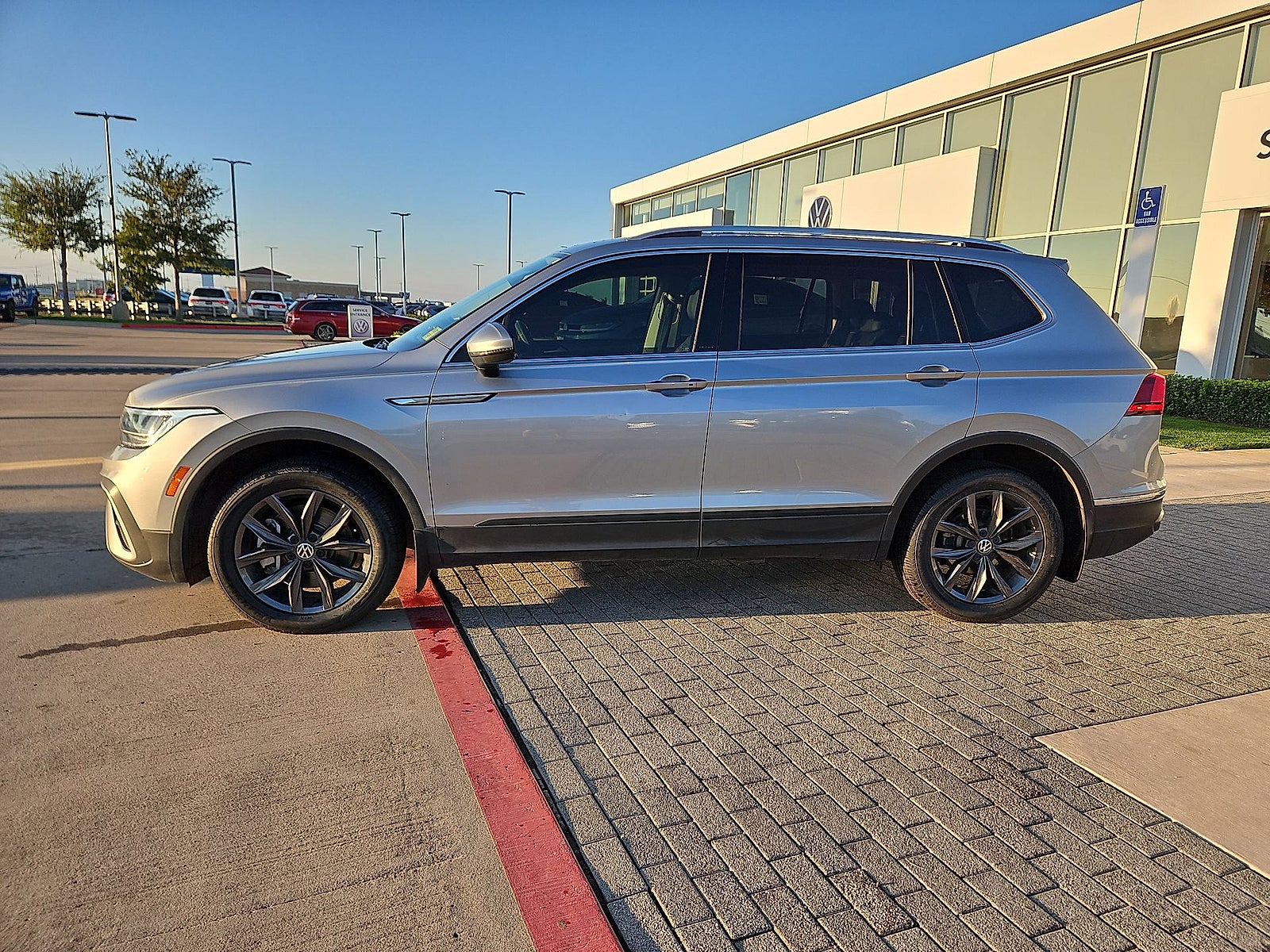 2023 Volkswagen Tiguan 2.0T SE
