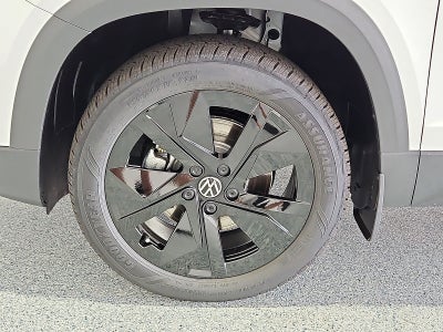 2026 Volkswagen Taos SE Black
