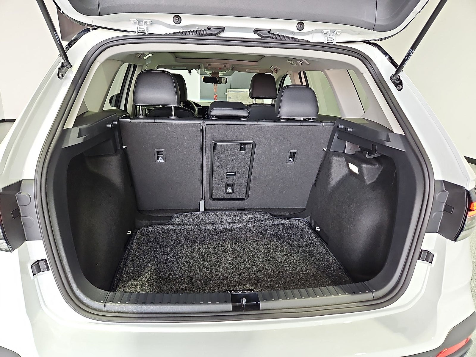 2027 Volkswagen Taos SE Black