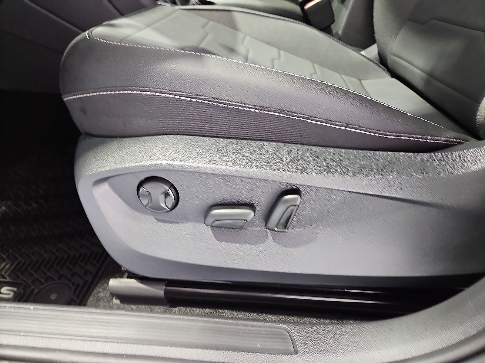 2027 Volkswagen Taos SE Black