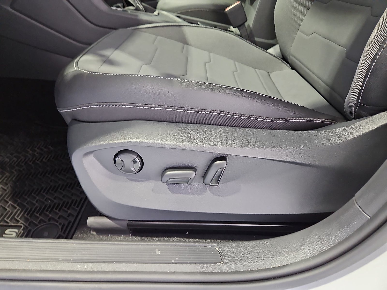 2027 Volkswagen Taos SE Black