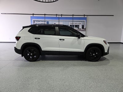 2027 Volkswagen Taos SE Black