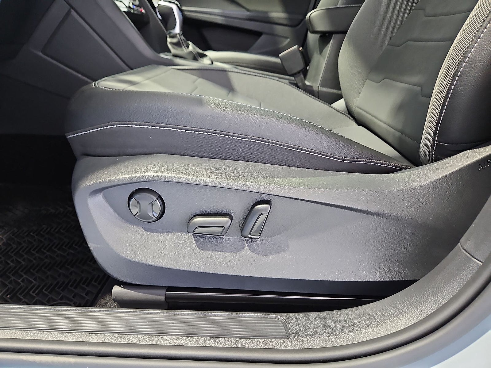 2027 Volkswagen Taos SE Black