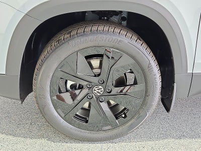 2027 Volkswagen Taos SE Black