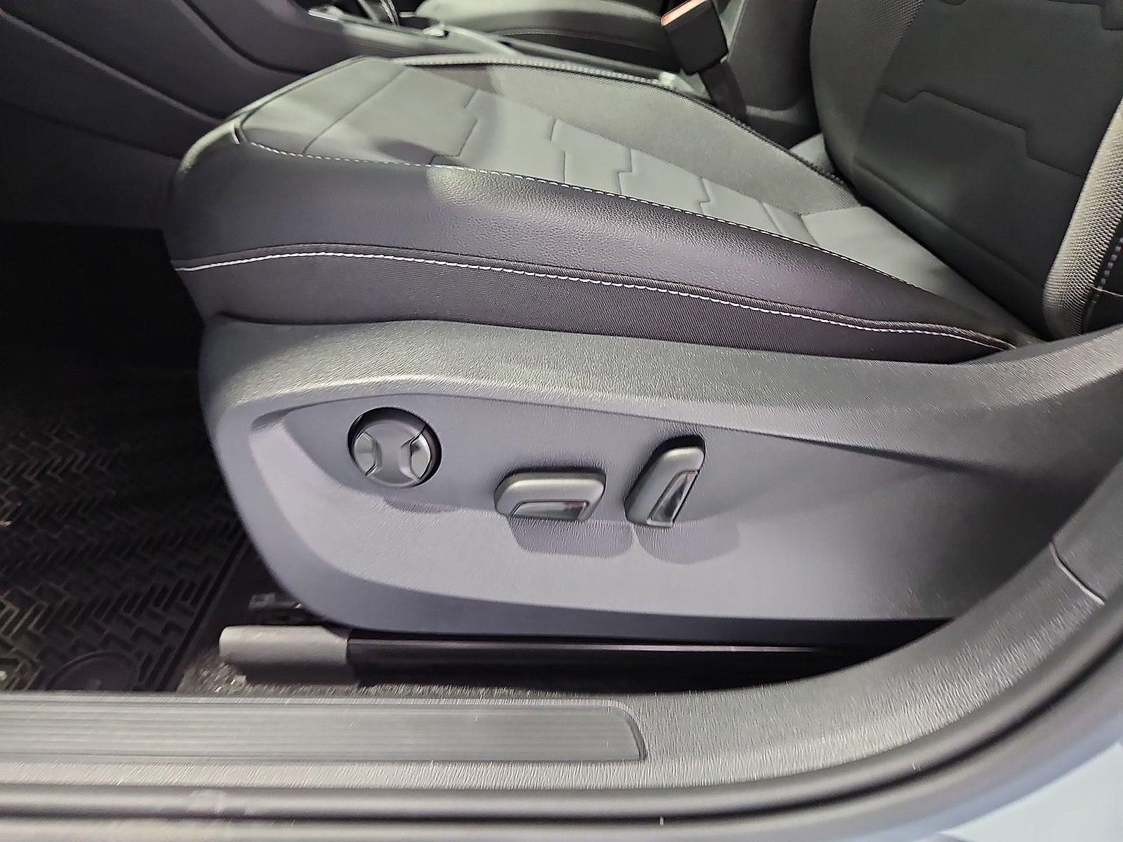 2027 Volkswagen Taos SE Black