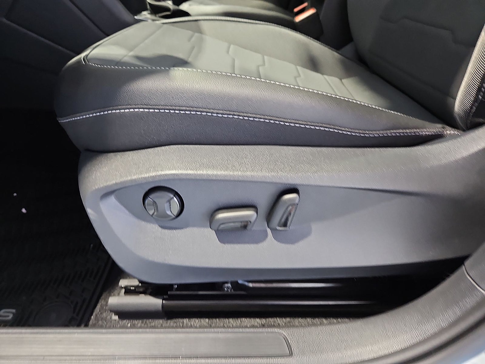2027 Volkswagen Taos SE Black