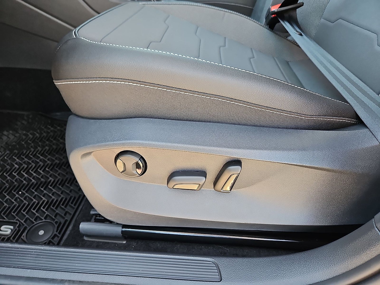 2027 Volkswagen Taos SE Black