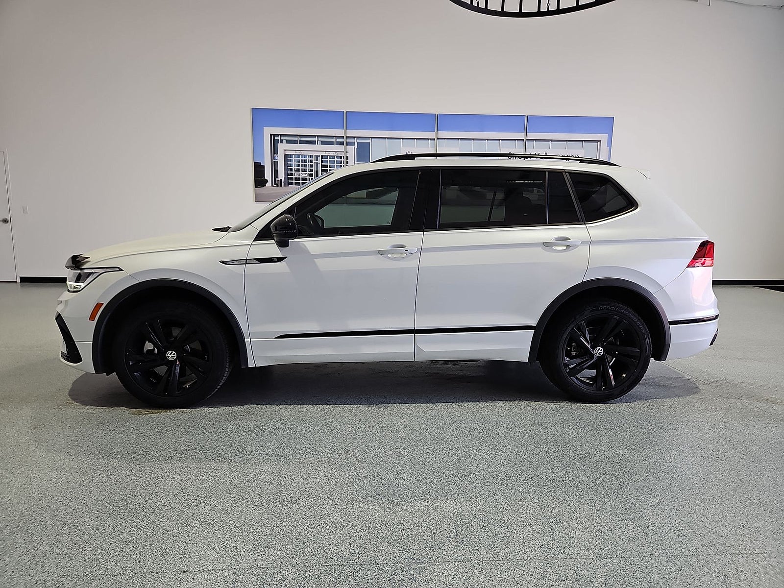 2024 Volkswagen Tiguan 2.0T SE R-Line Black
