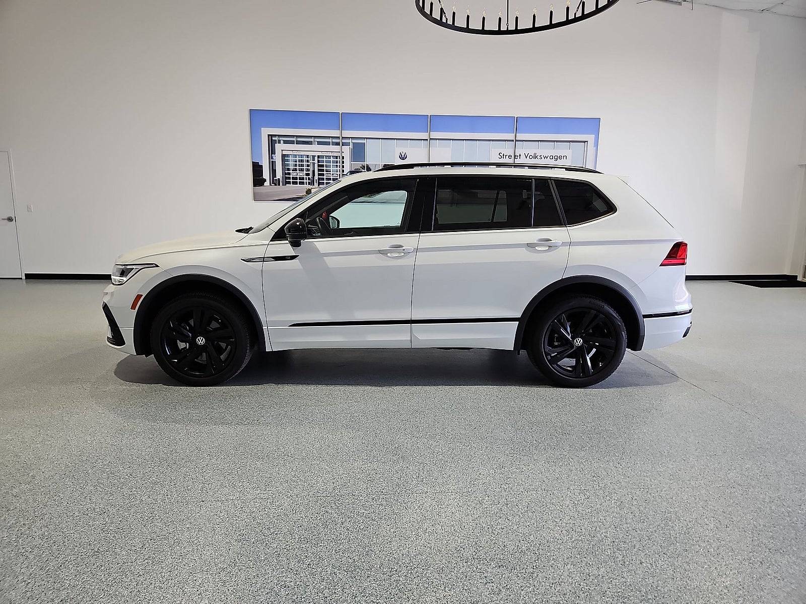 2024 Volkswagen Tiguan 2.0T SE R-Line Black