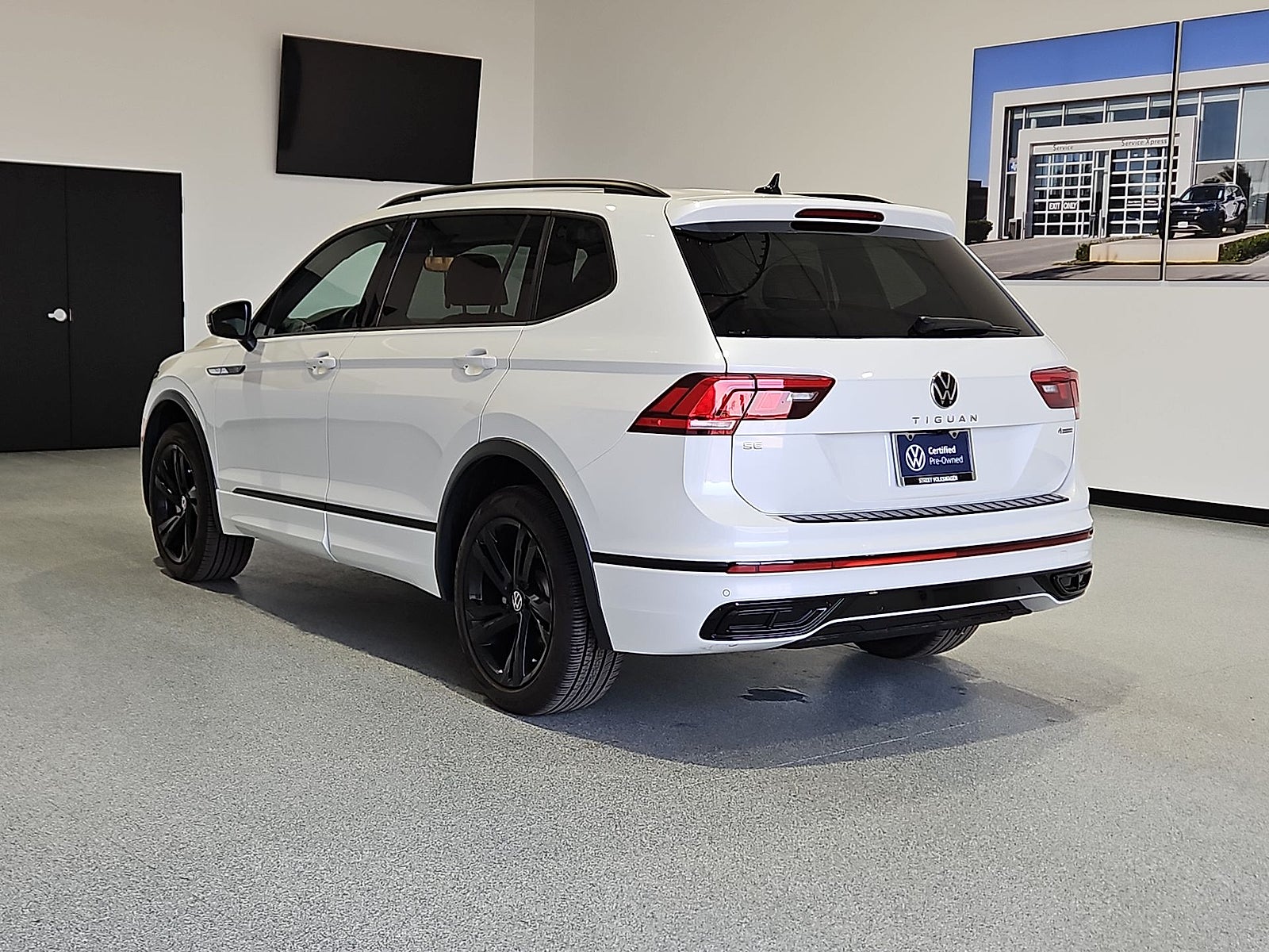 2024 Volkswagen Tiguan 2.0T SE R-Line Black