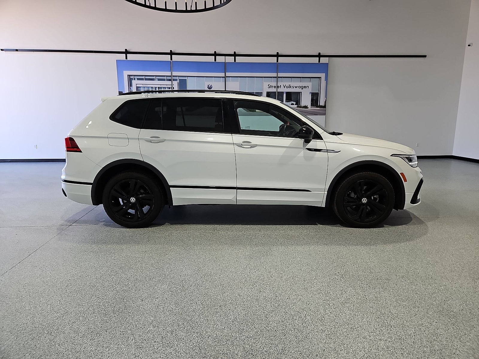 2024 Volkswagen Tiguan 2.0T SE R-Line Black
