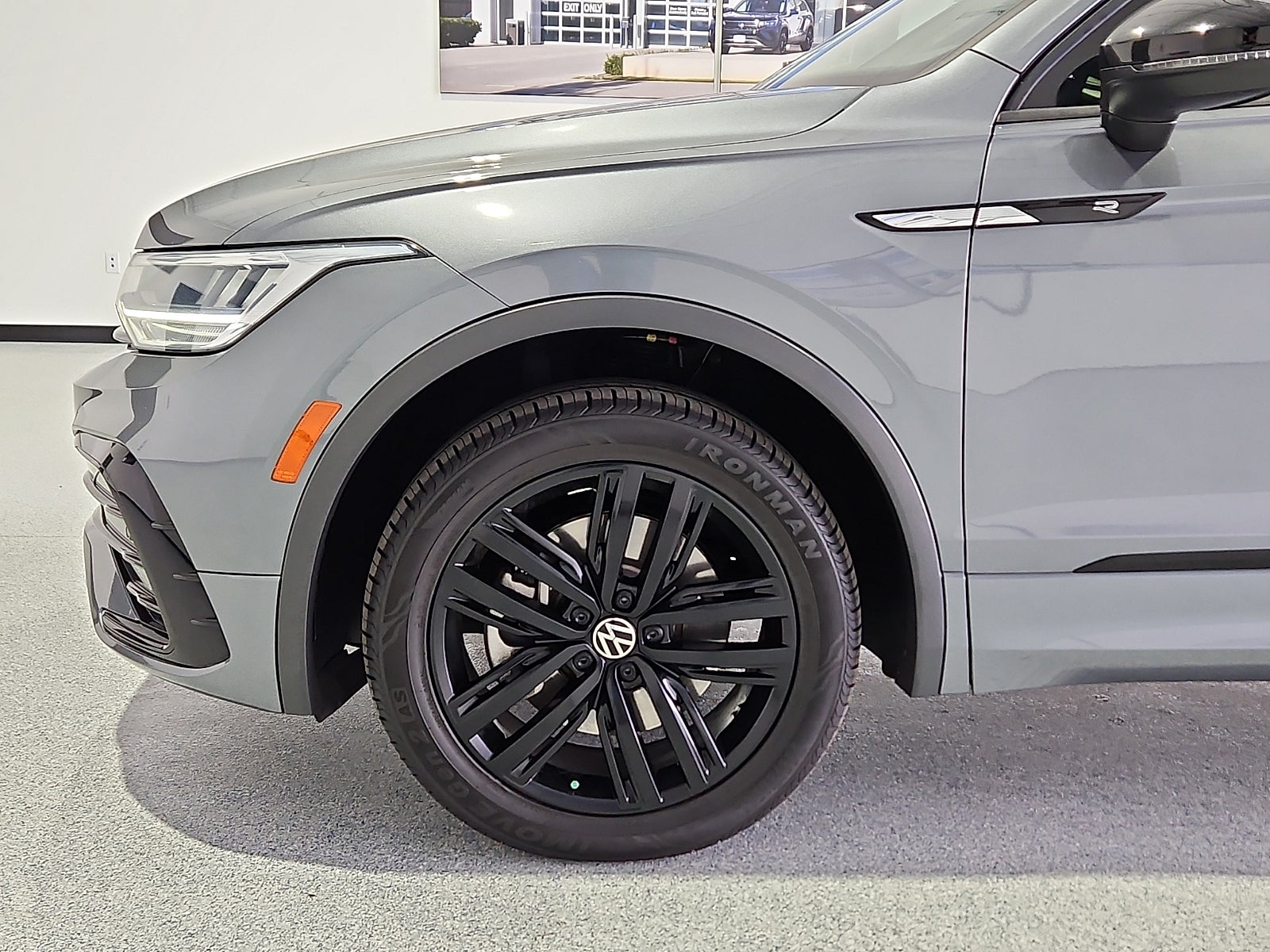 2022 Volkswagen Tiguan 2.0T SE R-Line Black