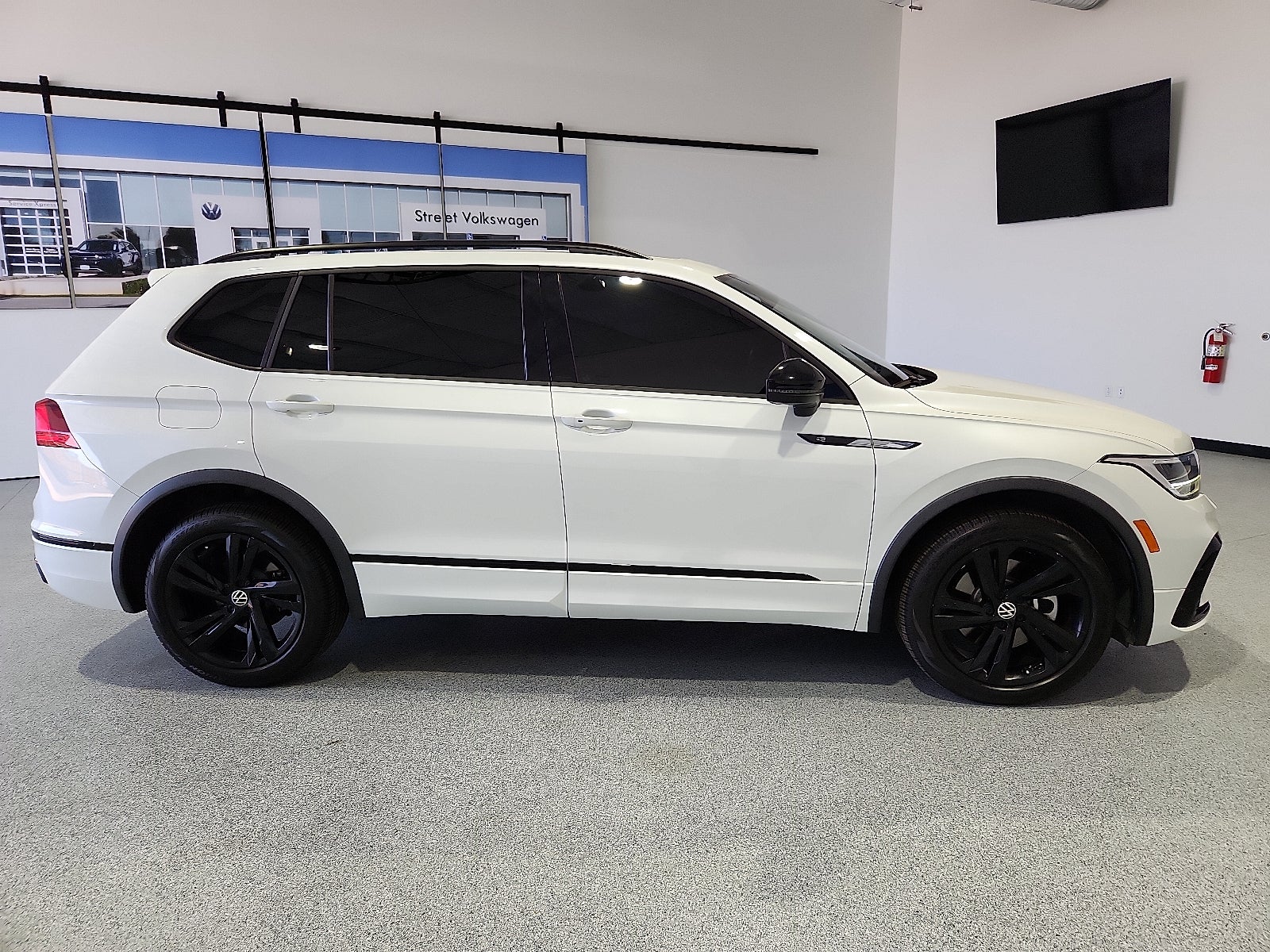 2023 Volkswagen Tiguan 2.0T SE R-Line Black