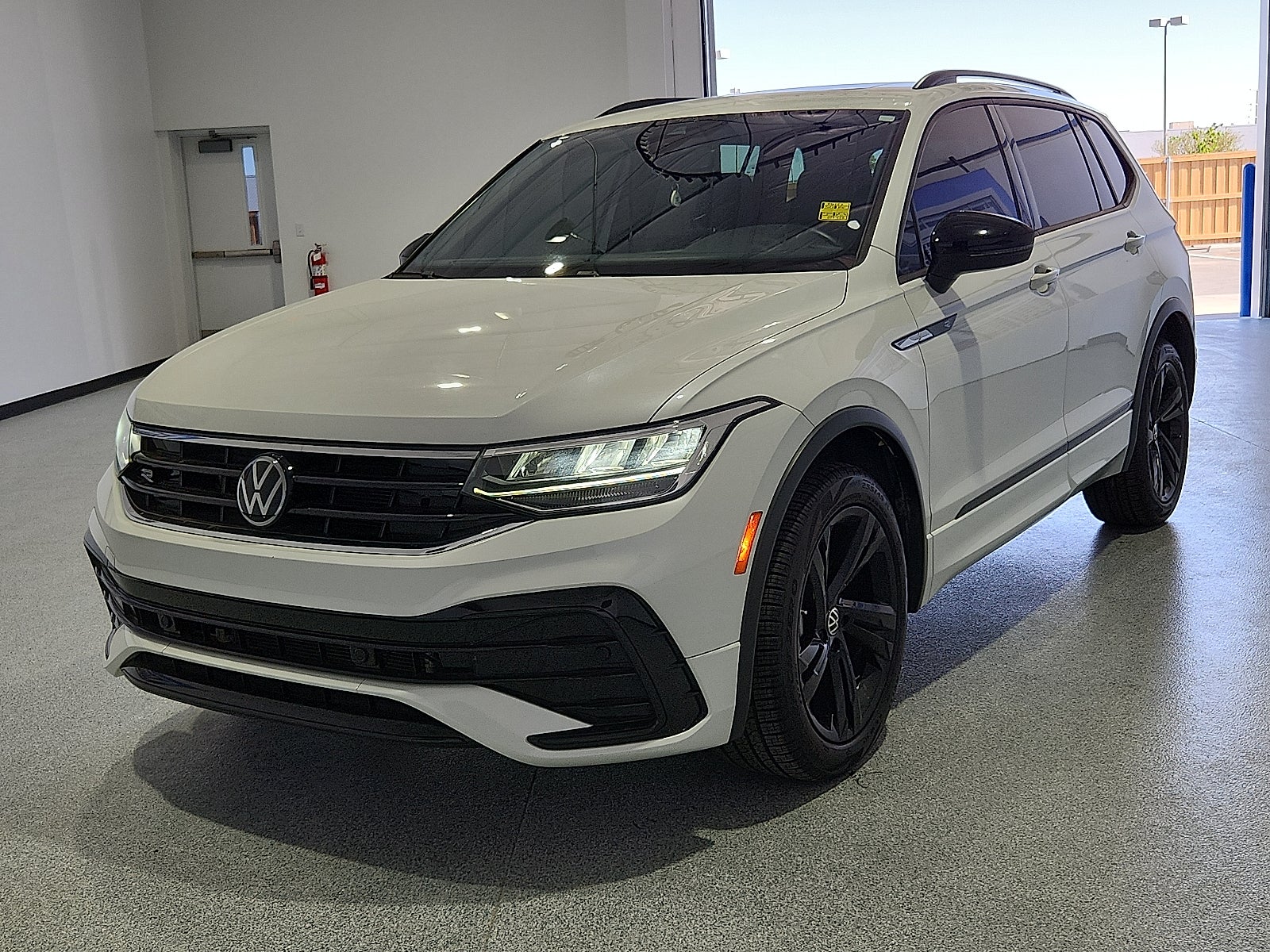 2023 Volkswagen Tiguan 2.0T SE R-Line Black