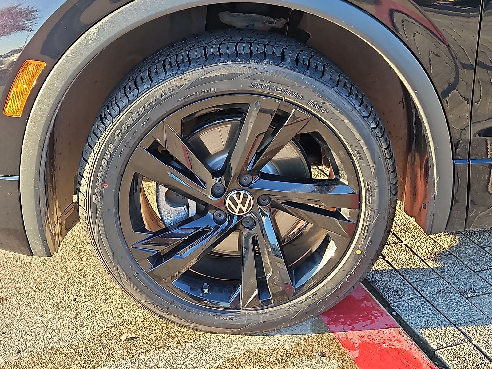 2024 Volkswagen Tiguan 2.0T SE R-Line Black