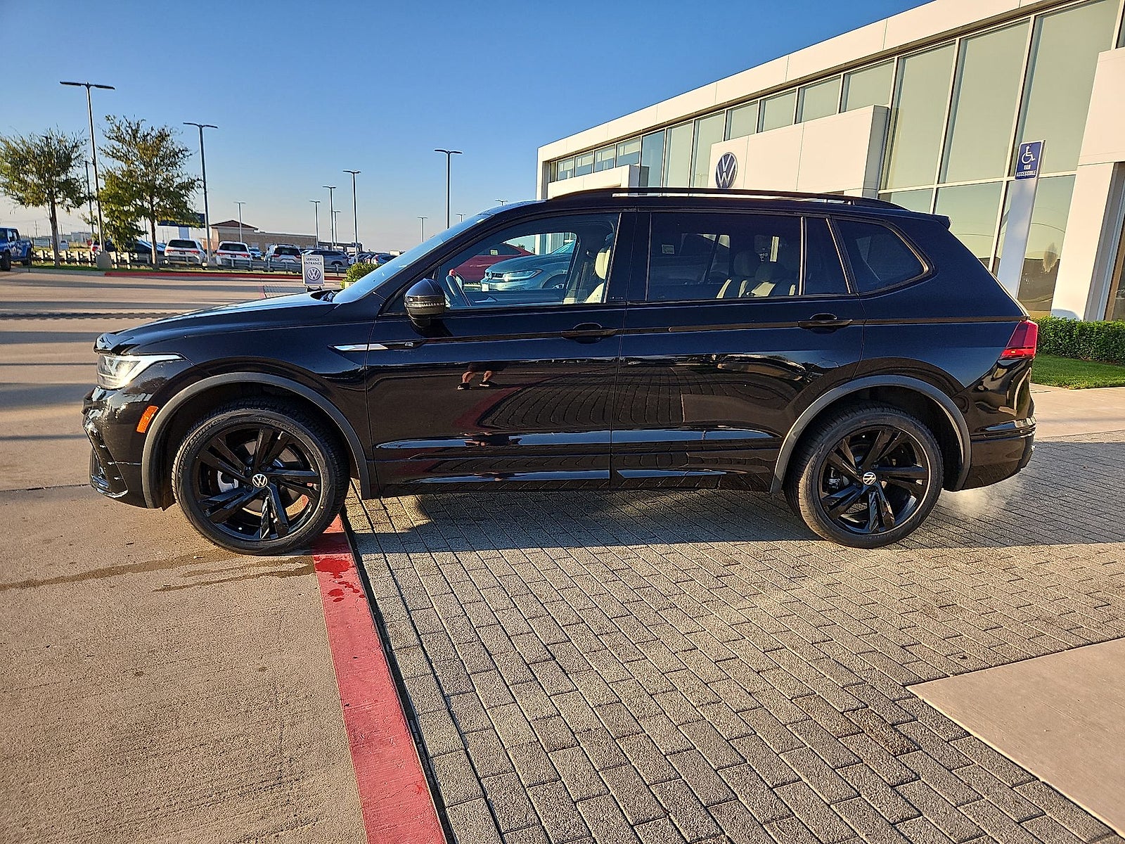 2024 Volkswagen Tiguan 2.0T SE R-Line Black