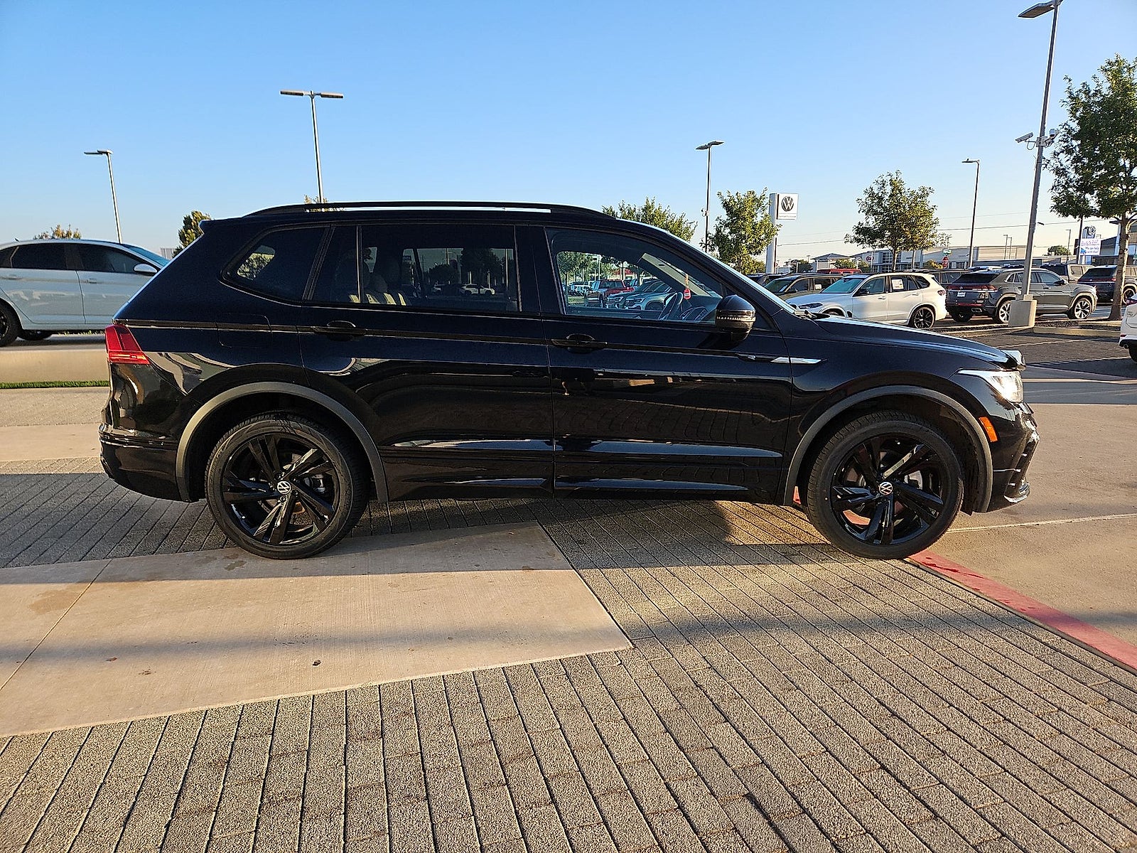 2024 Volkswagen Tiguan 2.0T SE R-Line Black