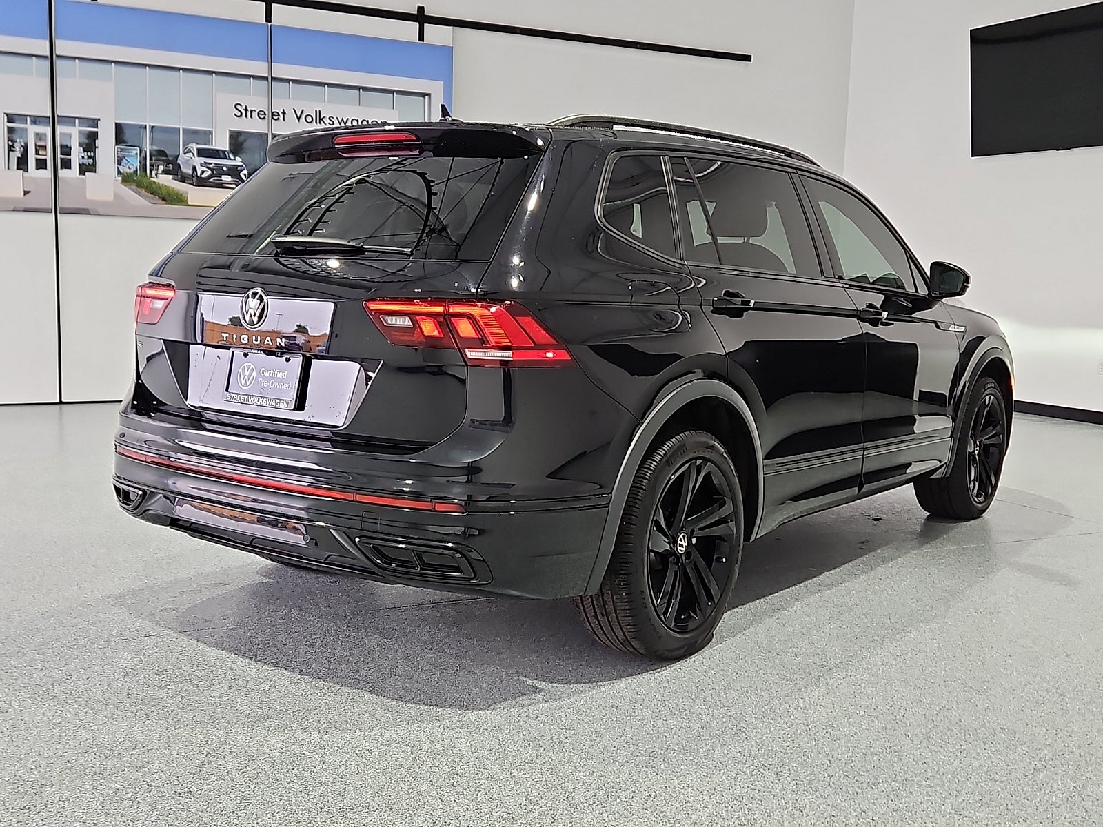 2024 Volkswagen Tiguan 2.0T SE R-Line Black