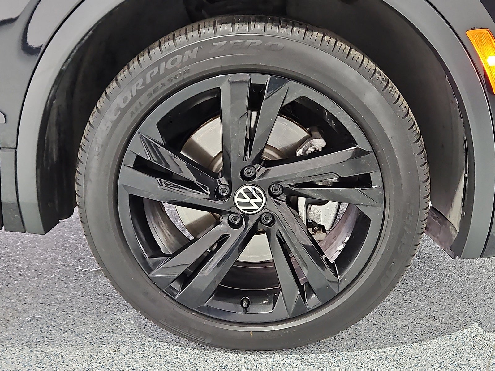 2024 Volkswagen Tiguan 2.0T SE R-Line Black
