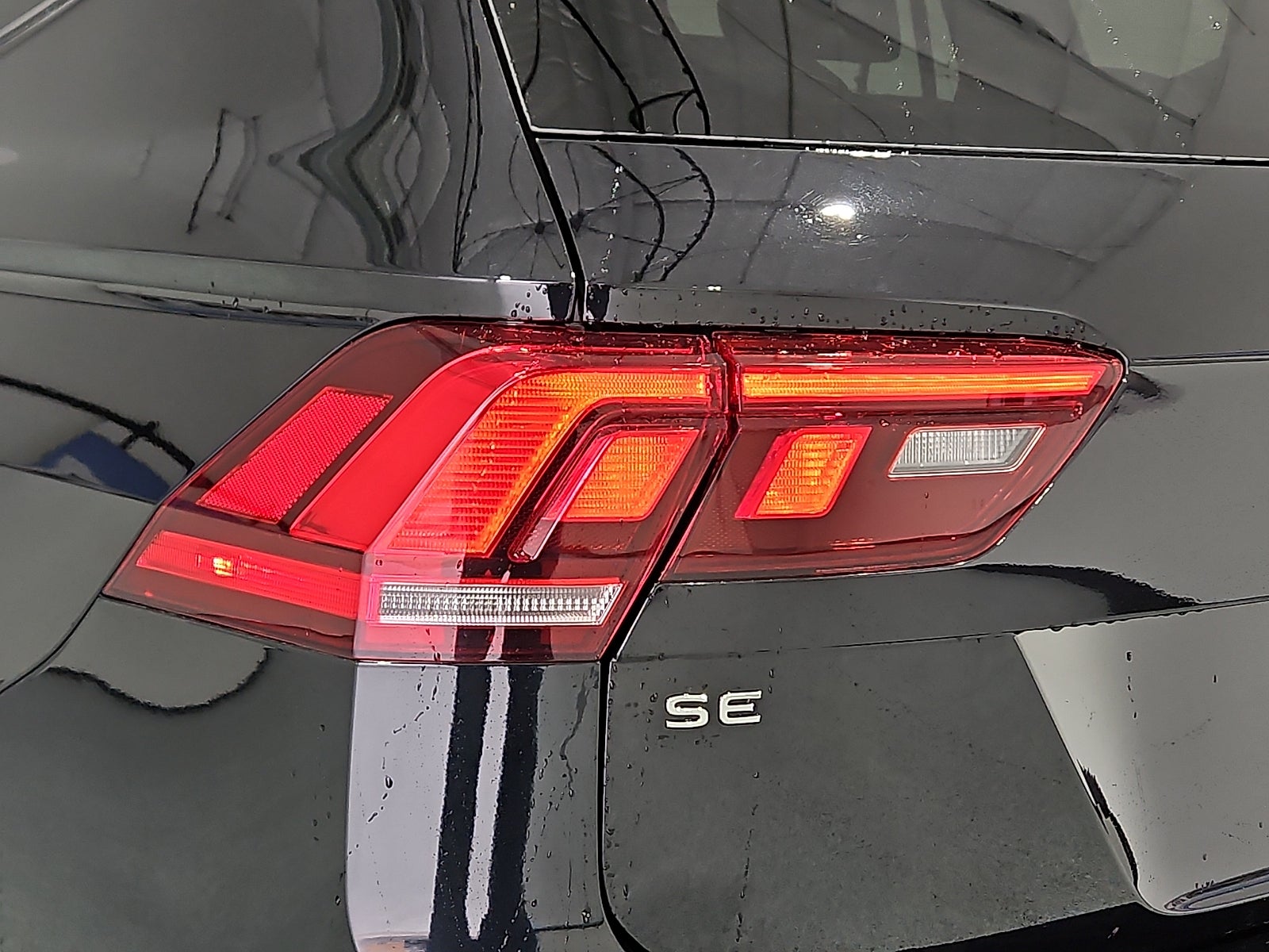 2024 Volkswagen Tiguan 2.0T SE R-Line Black