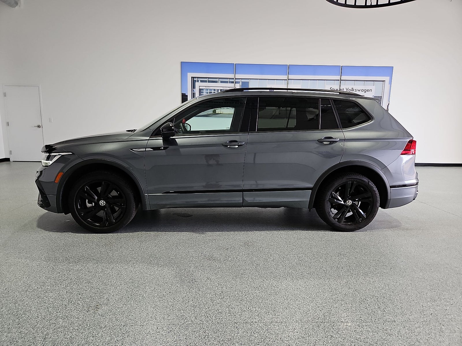 2023 Volkswagen Tiguan 2.0T SE R-Line Black