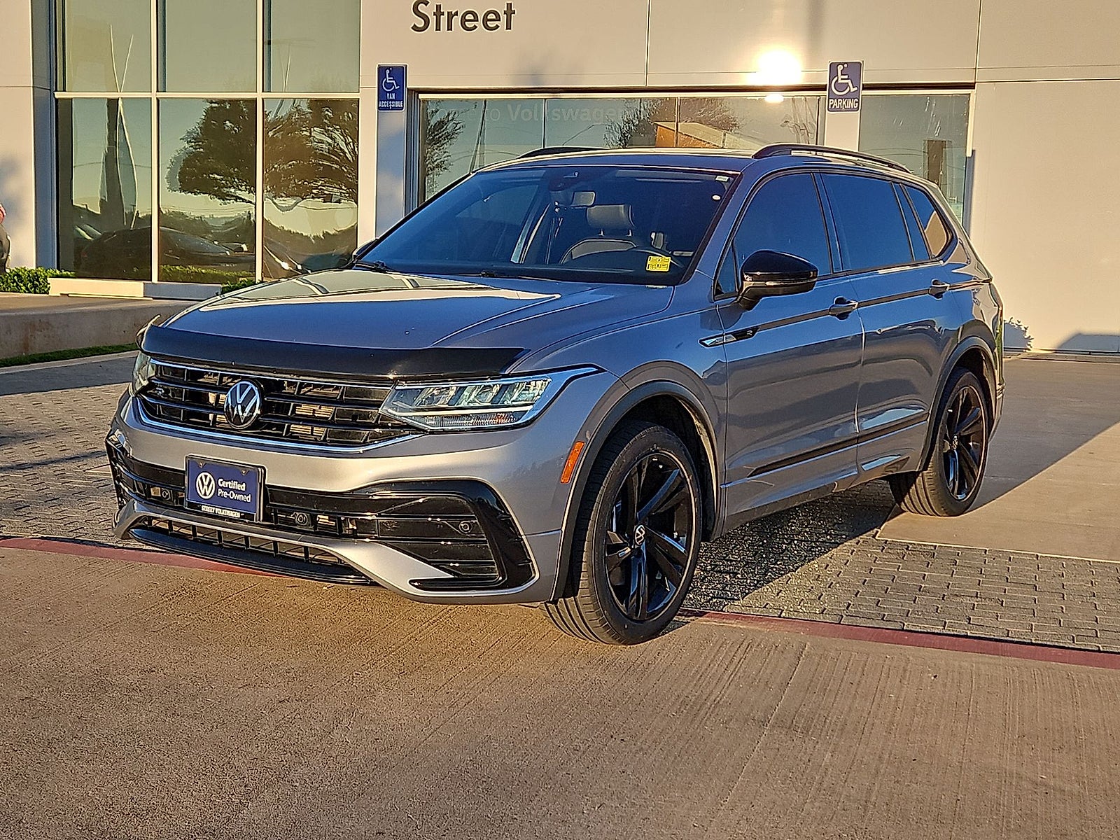 2024 Volkswagen Tiguan 2.0T SE R-Line Black