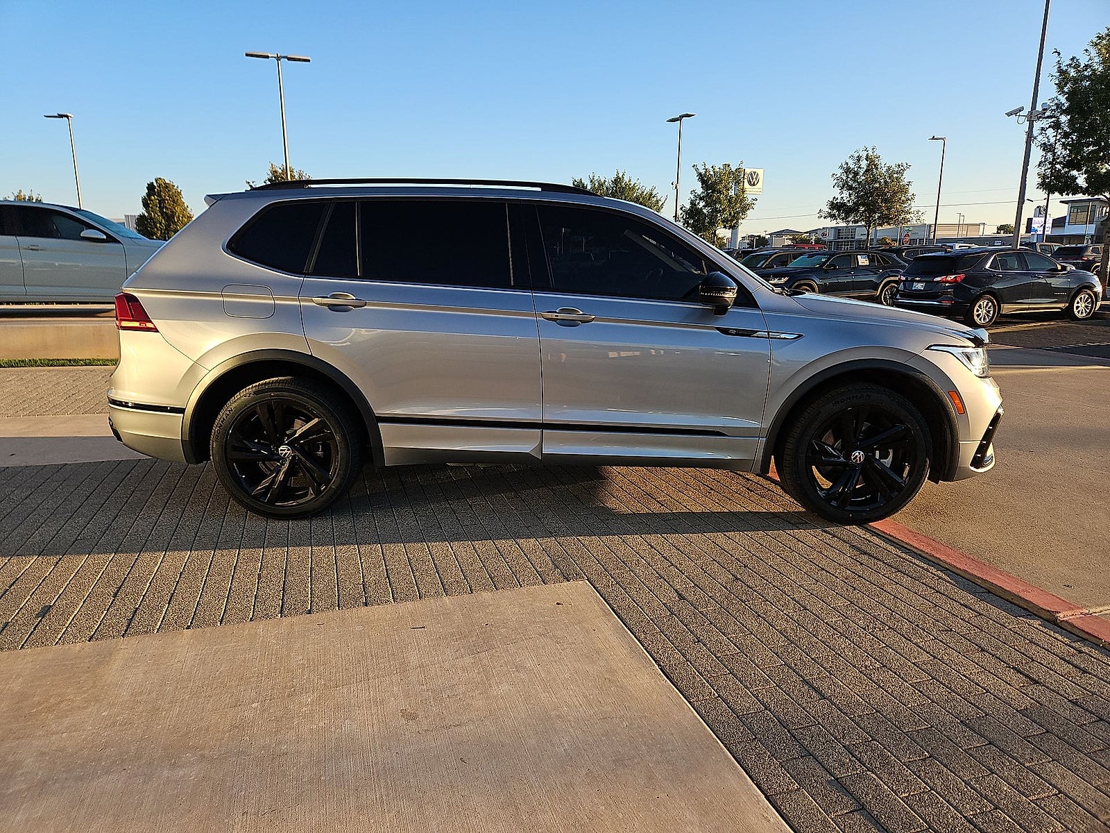 2024 Volkswagen Tiguan 2.0T SE R-Line Black