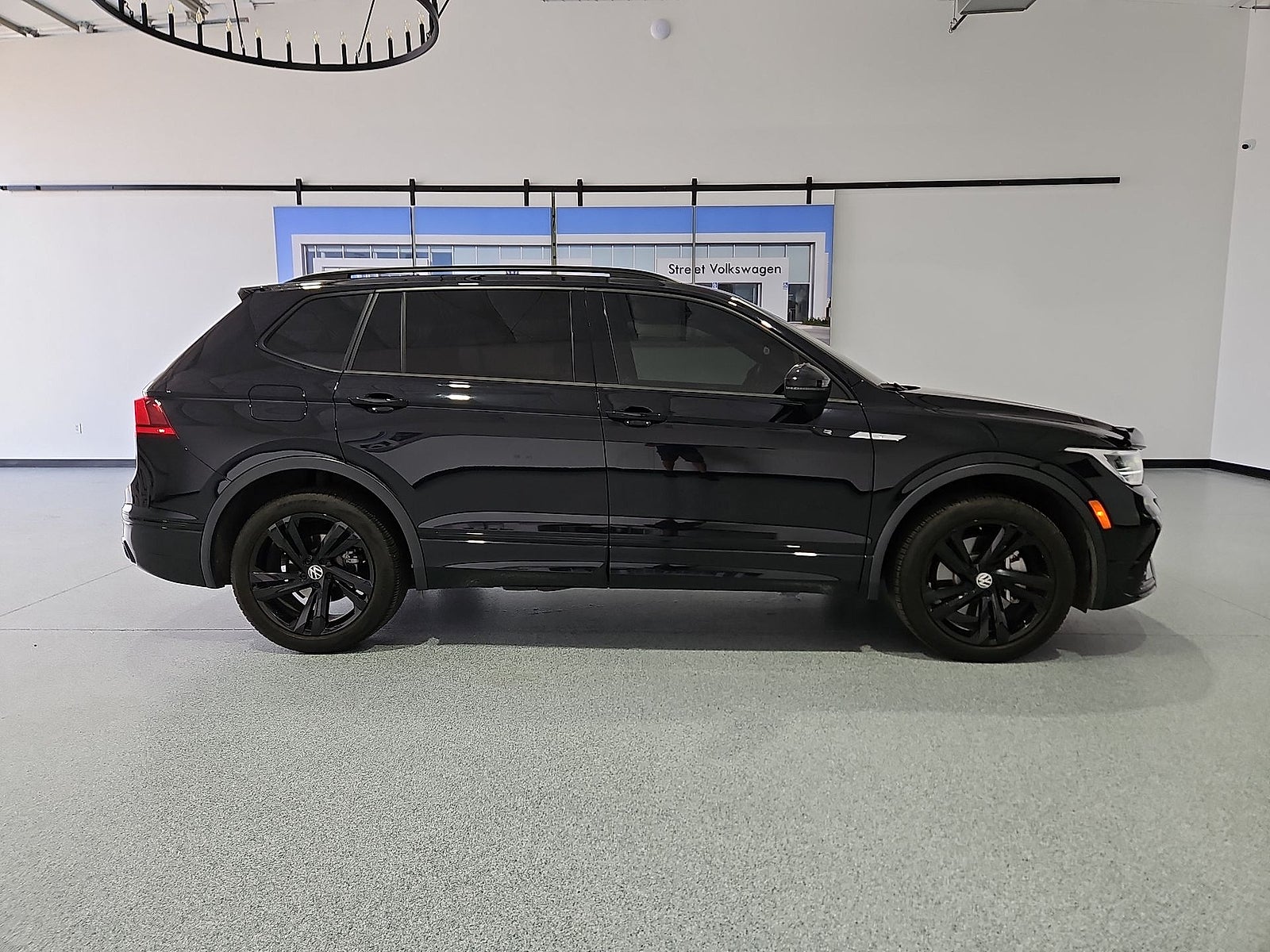2024 Volkswagen Tiguan 2.0T SE R-Line Black