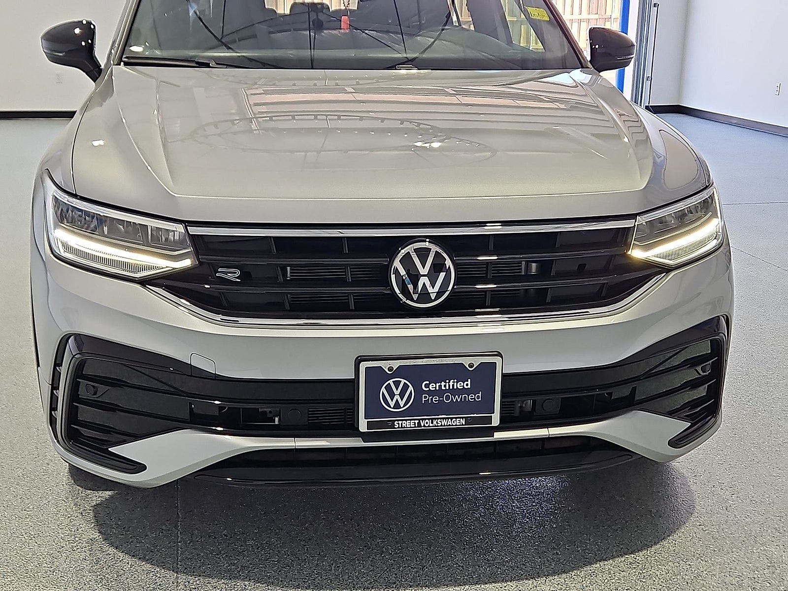 2024 Volkswagen Tiguan 2.0T SE R-Line Black