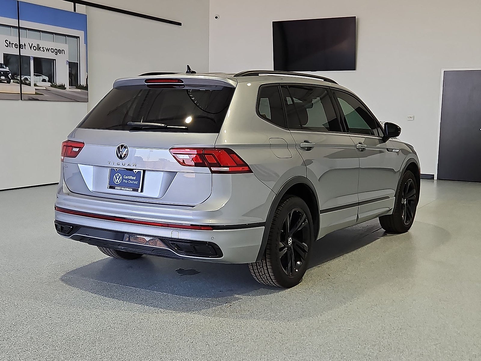 2024 Volkswagen Tiguan 2.0T SE R-Line Black