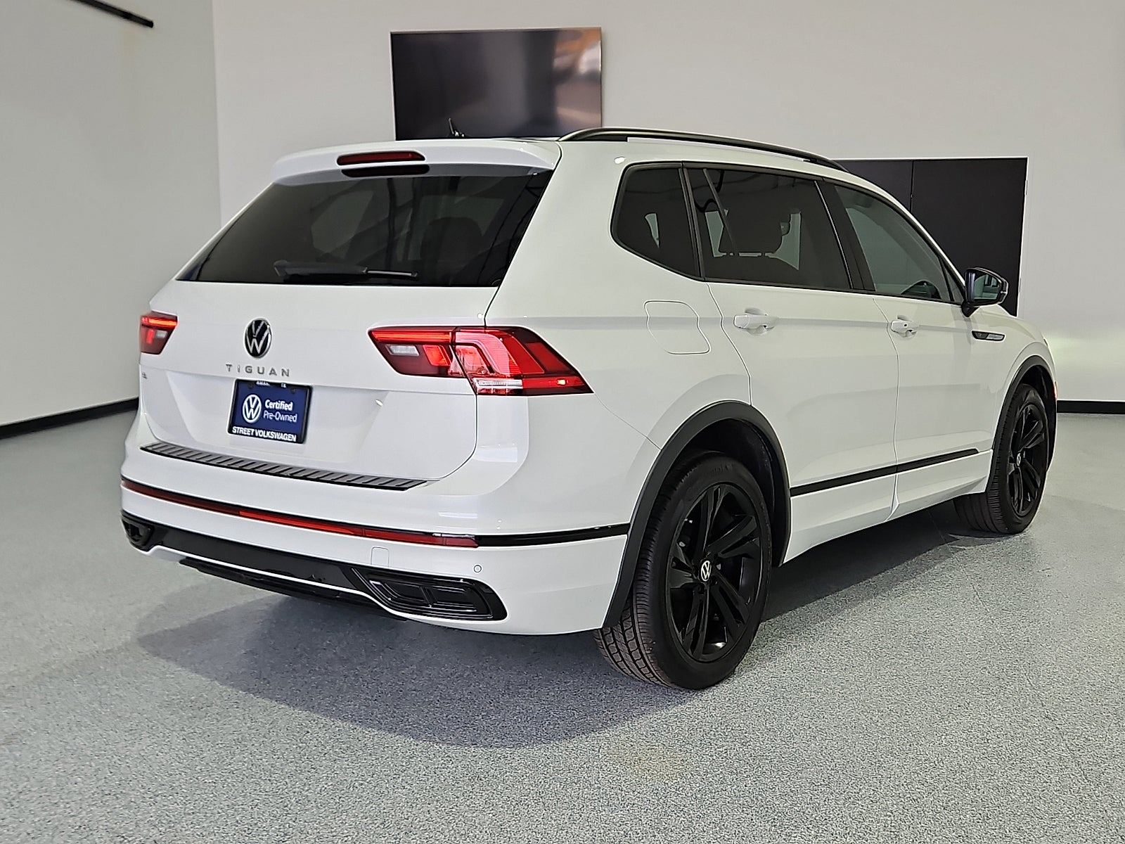 2023 Volkswagen Tiguan 2.0T SE R-Line Black