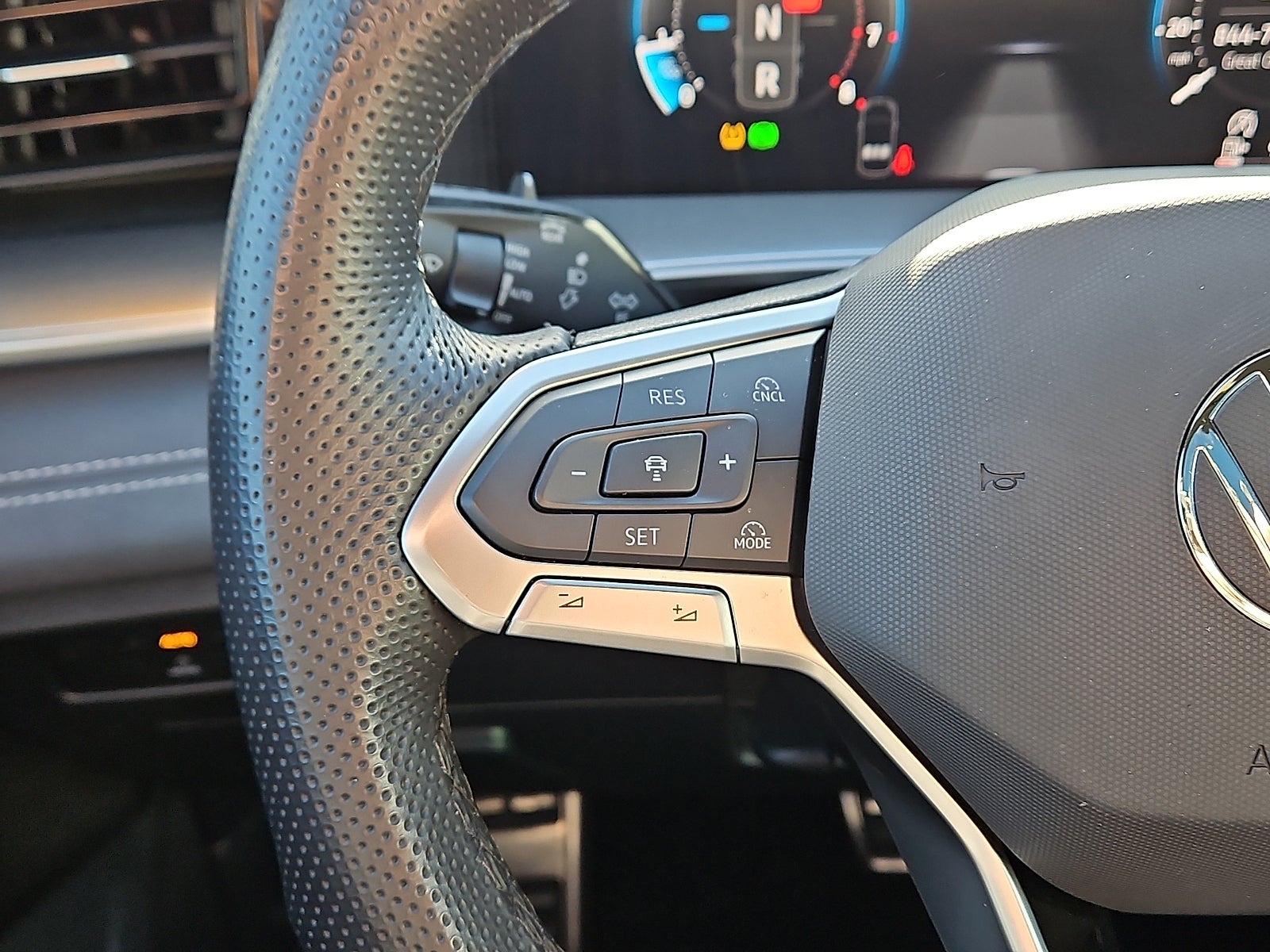 2025 Volkswagen Tiguan 2.0T SE R-Line Black