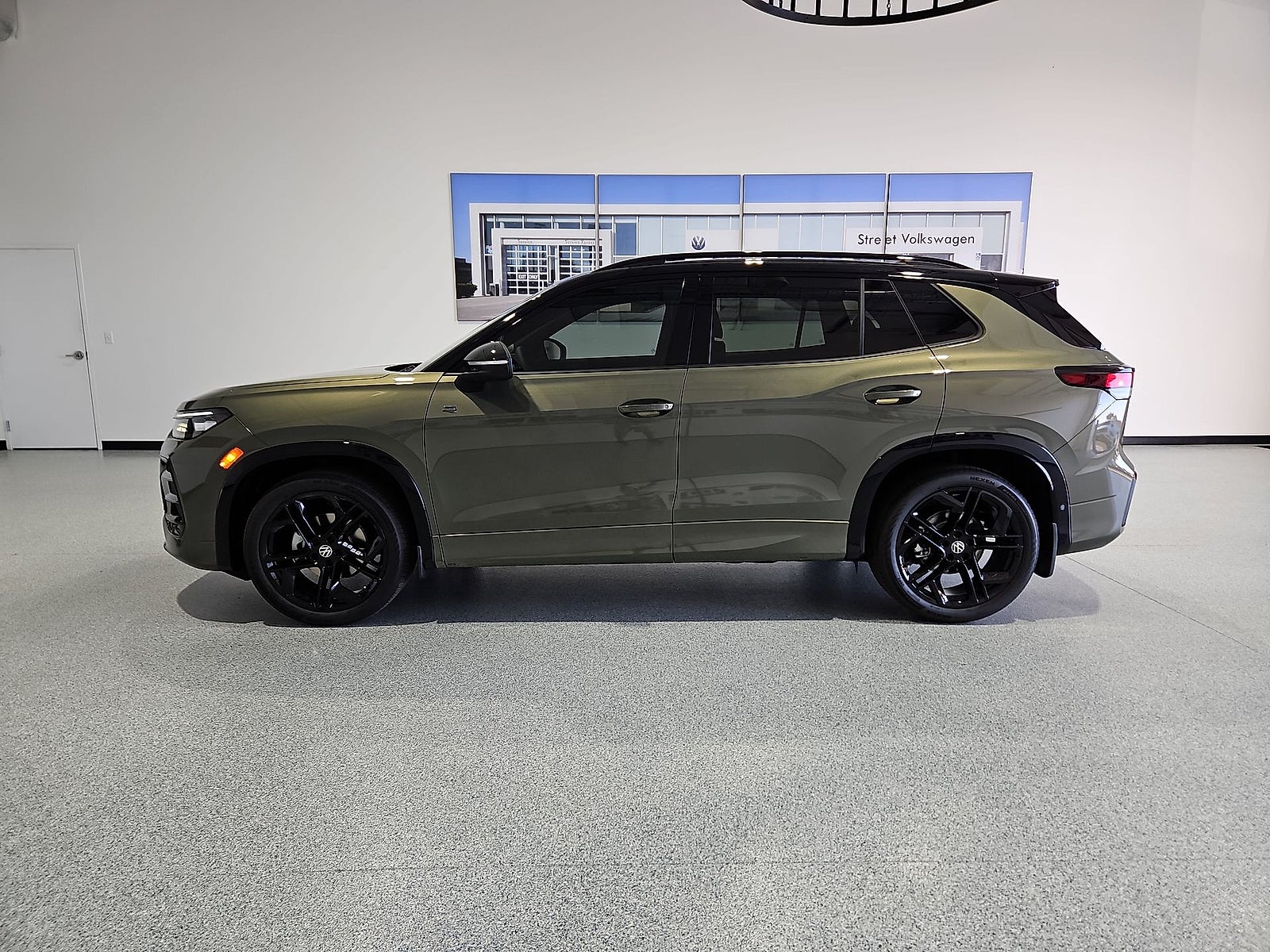 2026 Volkswagen Tiguan SE R-Line Black