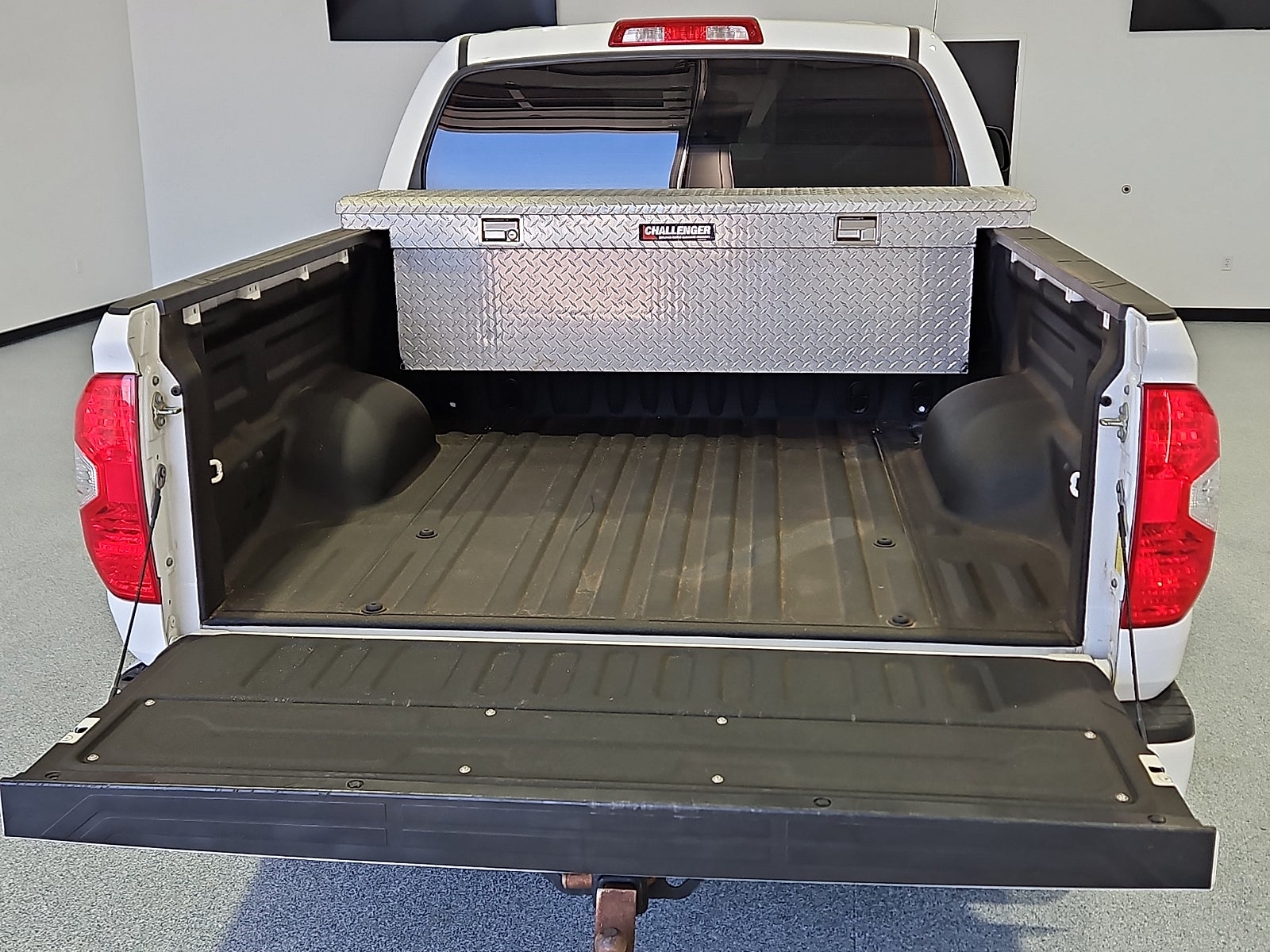 2017 Toyota Tundra SR5 5.7L V8