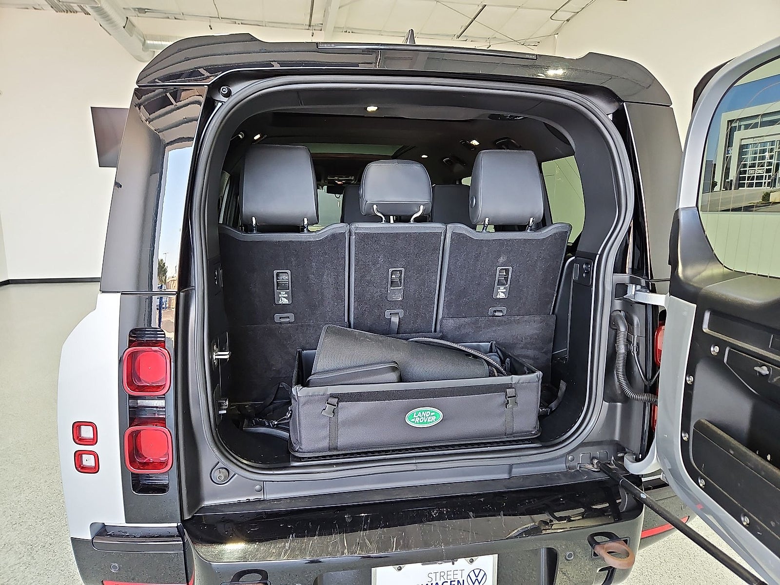 2023 Land Rover Defender 130 X-Dynamic SE