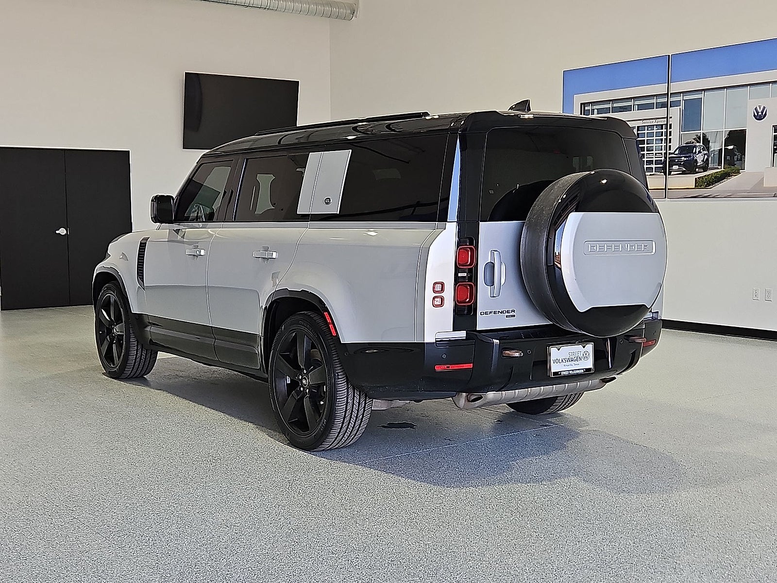 2023 Land Rover Defender 130 X-Dynamic SE