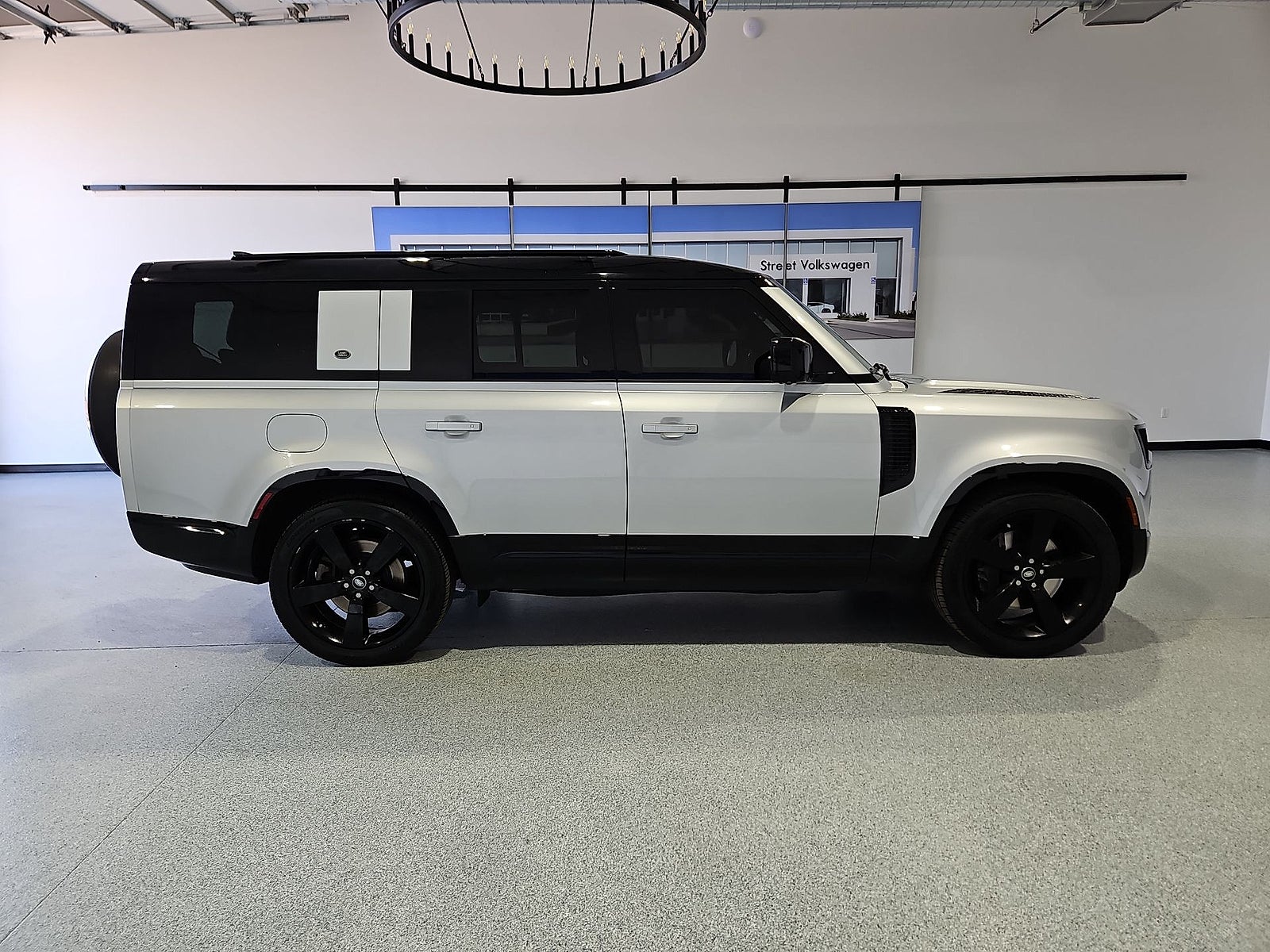 2023 Land Rover Defender 130 X-Dynamic SE