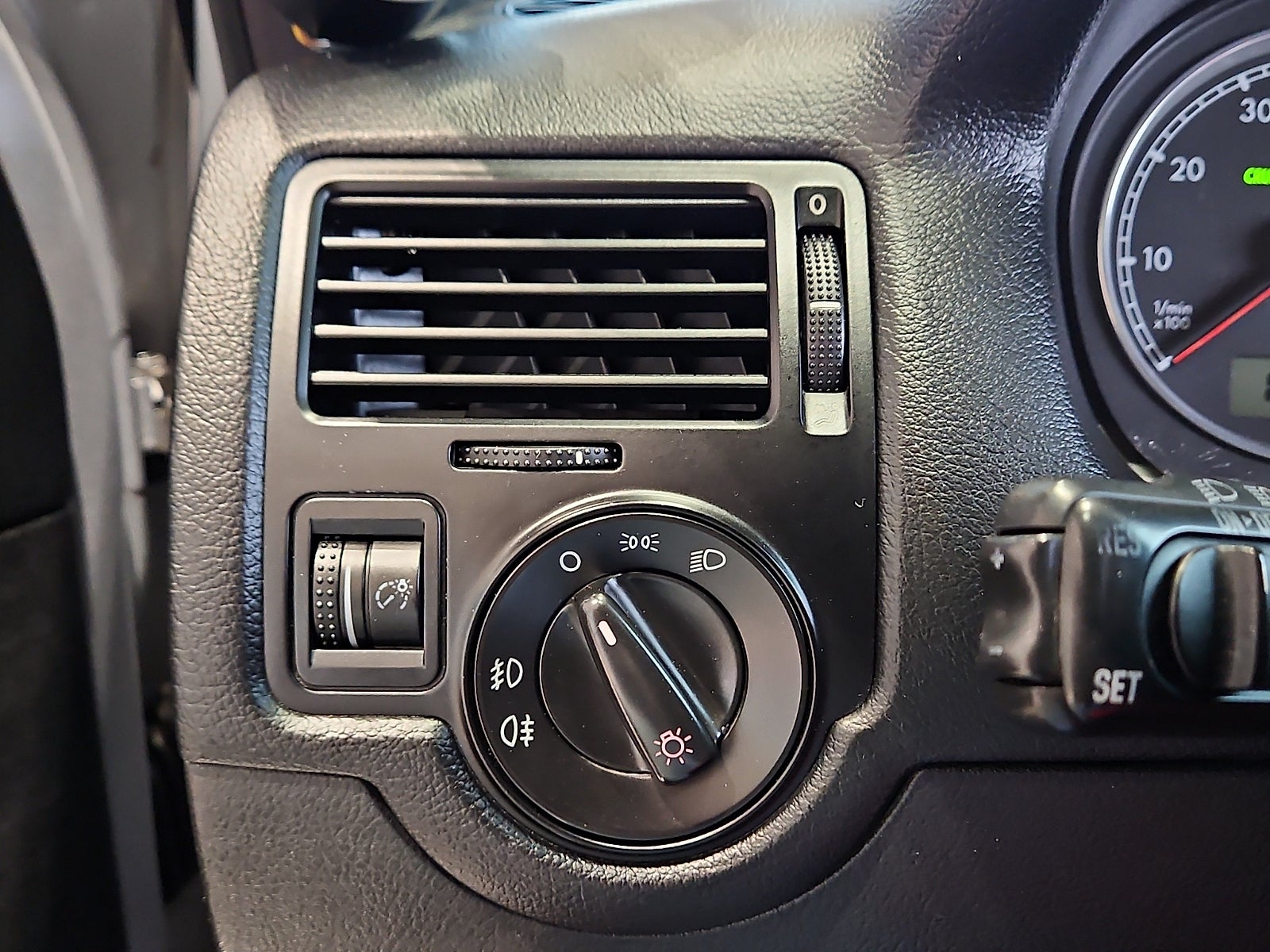 2004 Volkswagen R32 Base