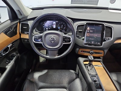 2022 Volvo XC90 T6 Momentum 7 Passenger
