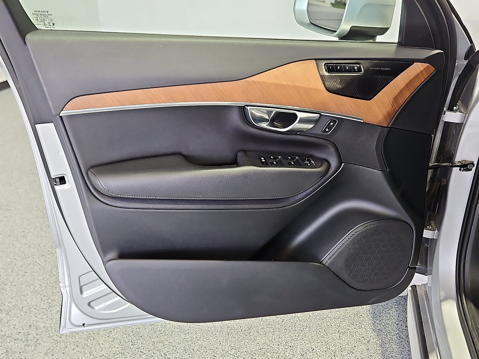 2022 Volvo XC90 T6 Momentum 7 Passenger